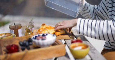 Taze kruvasan, meyve, reçel ve kahveyle kahvaltı