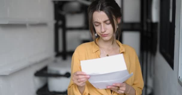 Mulher checando contas de eletricidade em casa — Vídeo de Stock