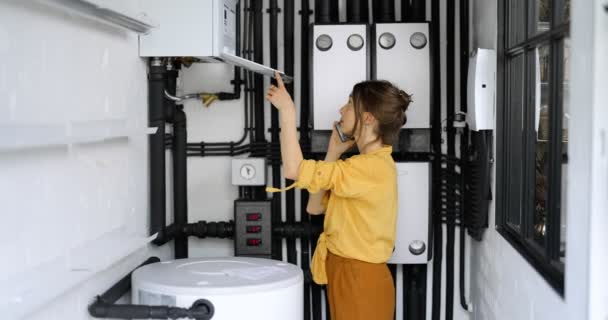 Mujer que tiene un problema con el sistema de calefacción en casa — Vídeo de stock