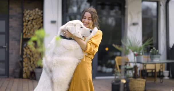 Mulher brincando com um cachorro no quintal — Vídeo de Stock