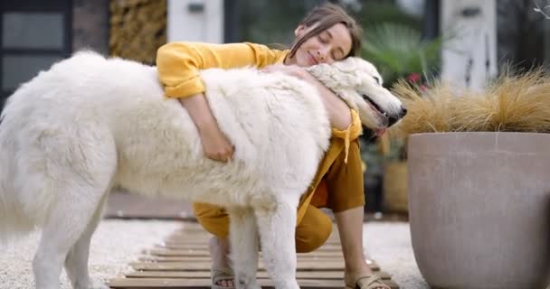 Woman playing with a dog on the backyard — Stock Video