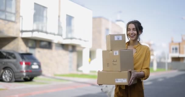 Mujer lleva paquetes a casa — Vídeos de Stock