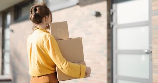 Vrouw brengt pakjes naar huis — Stockvideo