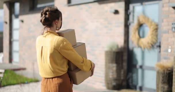 Žena odnáší balíky domů — Stock video