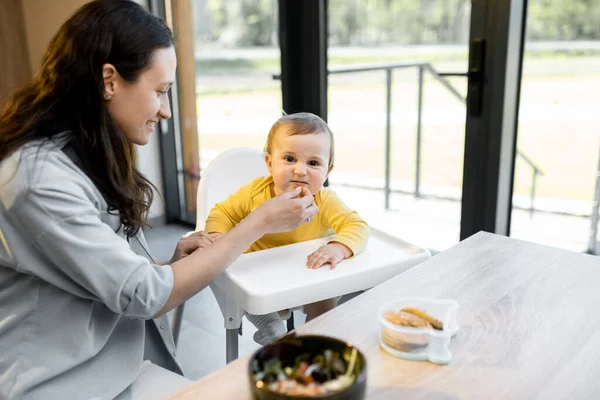 Jeune maman avec son bébé garçon pendant l'heure du déjeuner — Photo