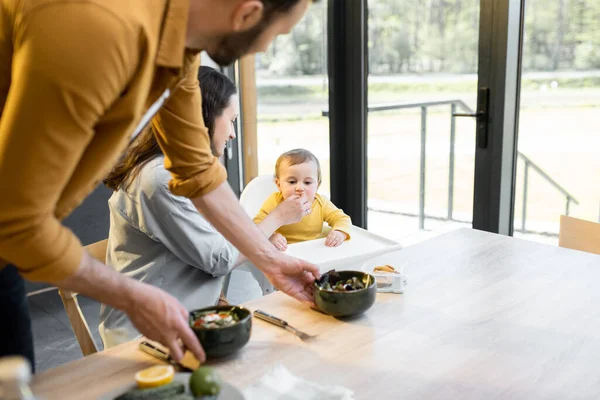 Jeune famille avec un bébé garçon lors d'un déjeuner à la maison — Photo