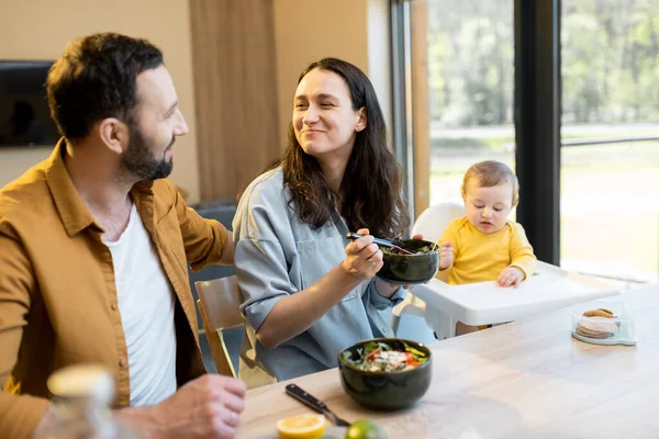 家での昼食時に1歳の赤ん坊の男の子を持つ若い家族 — ストック写真