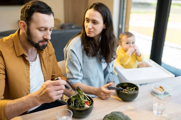 Ung familj med en ettårig pojke under en lunch hemma — Stockfoto