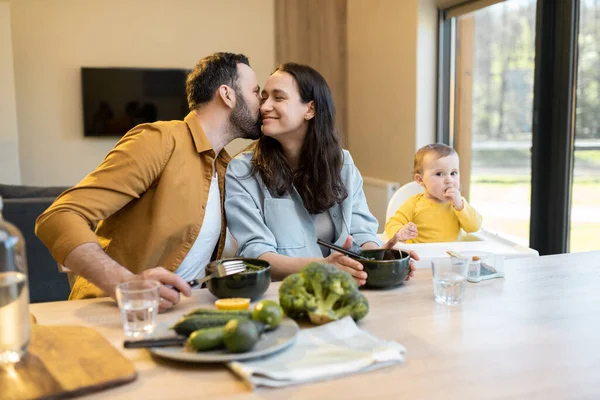 Mladá rodina s jednoletým chlapcem během oběda doma — Stock fotografie