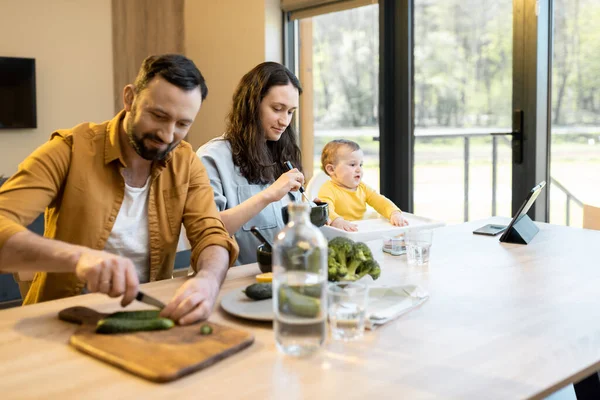 Jeune famille avec un bébé garçon d'un an lors d'un déjeuner à la maison — Photo