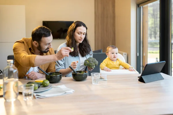 Junge Familie mit einjährigem Jungen beim Mittagessen zu Hause — Stockfoto