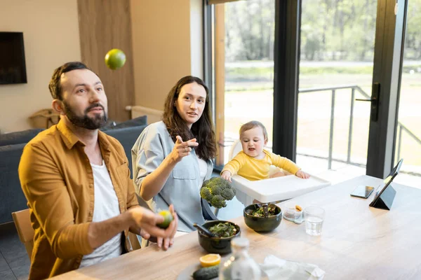 Šťastná rodina s jednoletým chlapečkem během oběda doma — Stock fotografie