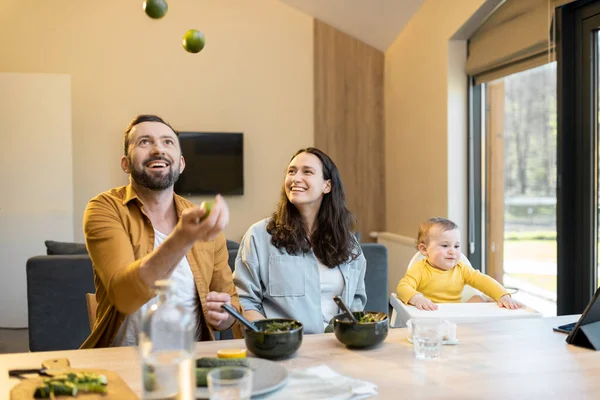 Glückliche Familie mit einem einjährigen Jungen während eines Mittagessens zu Hause — Stockfoto