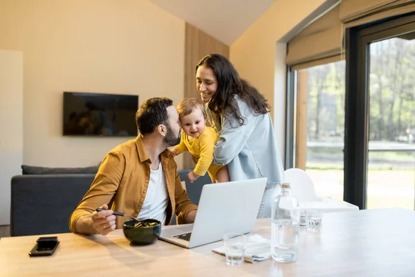 Vater arbeitet von zu Hause aus mit seiner Familie — Stockfoto