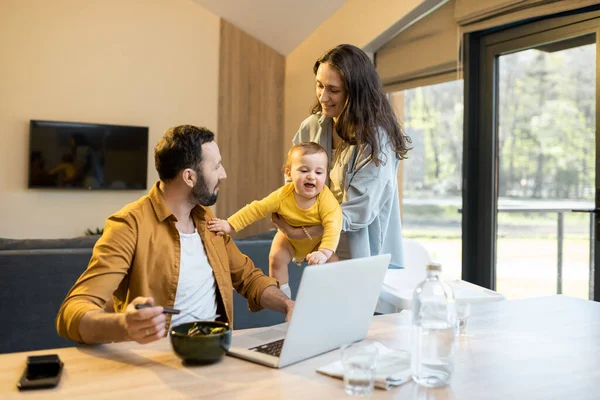 Padre trabaja desde casa con su familia —  Fotos de Stock