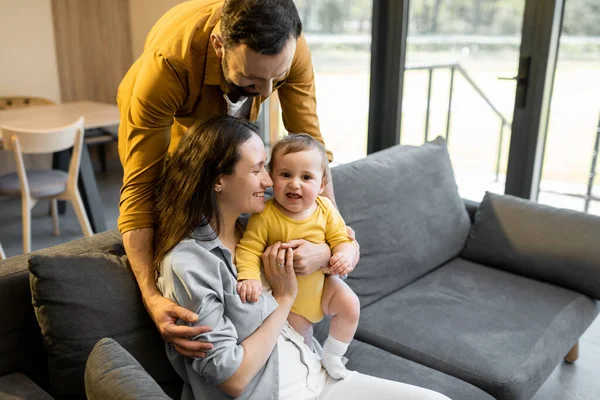 Bir bebekle mutlu bir beyaz ailenin video portresi. — Stok fotoğraf