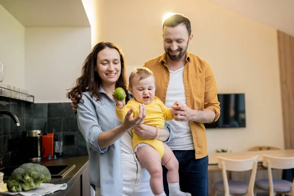 Evdeki mutfakta çocuğu olan mutlu bir aile. — Stok fotoğraf