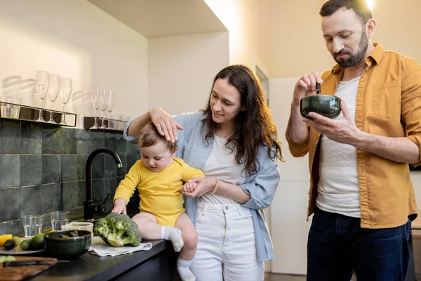 Rodina s dítětem v kuchyni — Stock fotografie