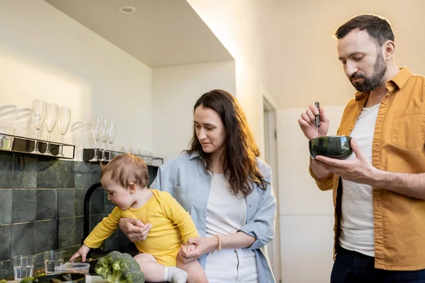 Rodina s dítětem v kuchyni — Stock fotografie