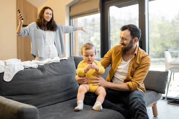 Vater trägt seinen kleinen Sohn zu Hause — Stockfoto