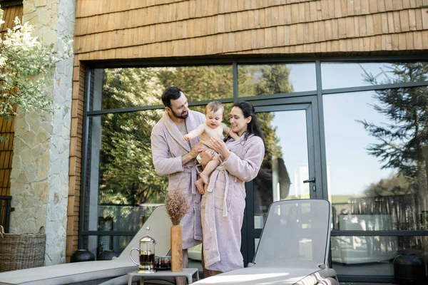 Jonge familie met een eenjarig jongetje rustend in Spa resort — Stockfoto