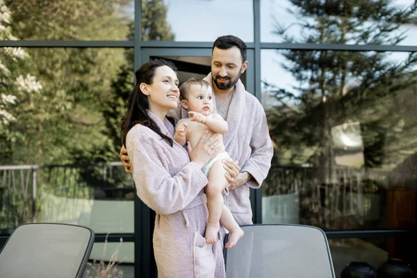 Bir yaşında bir erkek çocuğu olan genç bir aile Spa tatil köyünde dinleniyor. — Stok fotoğraf