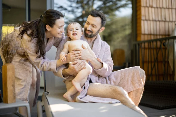 Bir yaşında bir erkek çocuğu olan genç bir aile Spa tatil köyünde dinleniyor. — Stok fotoğraf