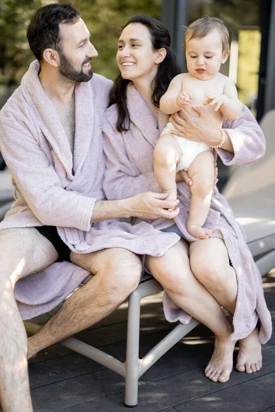 Familia joven con un niño de un año descansando en Spa resort — Foto de Stock