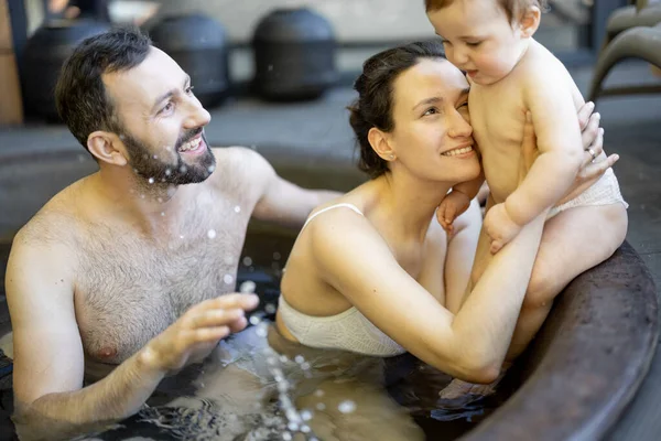 Familie in spa met een jonge baby — Stockfoto