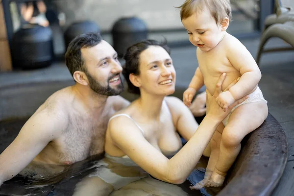 Familie im Wellnessbereich mit einem kleinen Baby — Stockfoto