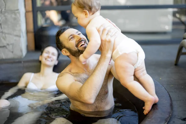 Familj på spa med ett litet barn — Stockfoto