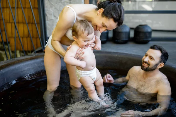 Familj på spa med ett litet barn — Stockfoto