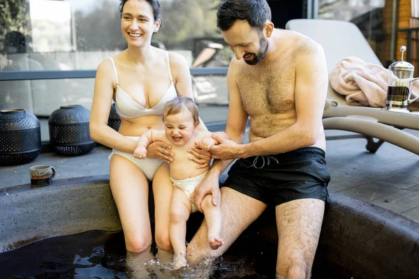 Familj på spa med ett litet barn — Stockfoto