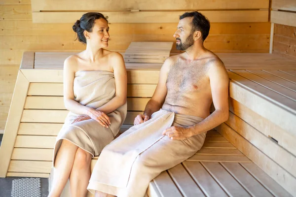 Paar rustend in een sauna — Stockfoto