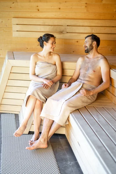 Pareja descansando en una sauna —  Fotos de Stock