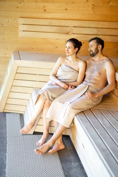 Paar rustend in een sauna — Stockfoto