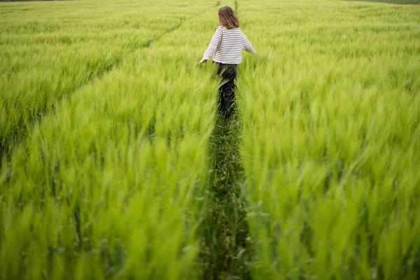 Rahat bir kadın yeşil alanda duruyor ve sakin doğanın tadını çıkarıyor. — Stok fotoğraf