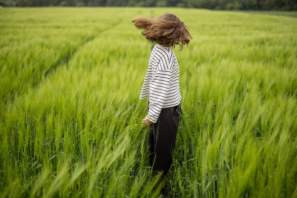 松懈的女人站在绿地上，心平气和 — 图库照片