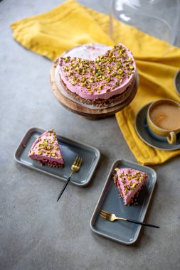 Kahveli çilekli kek.