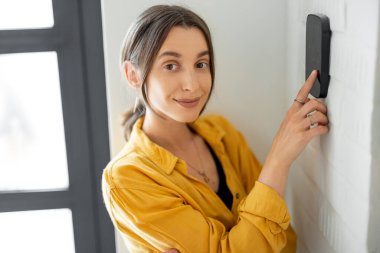 Kadın evdeki alarm klavyesine bir kod giriyor