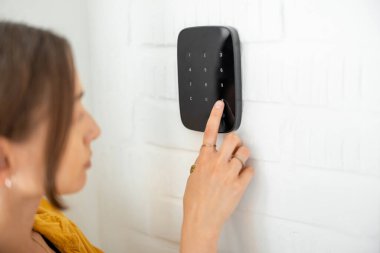 Kablosuz alarm klavyesine kod giriliyor