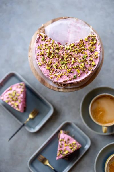 Jahodový tvarohový koláč s kávovými nápoji — Stock fotografie
