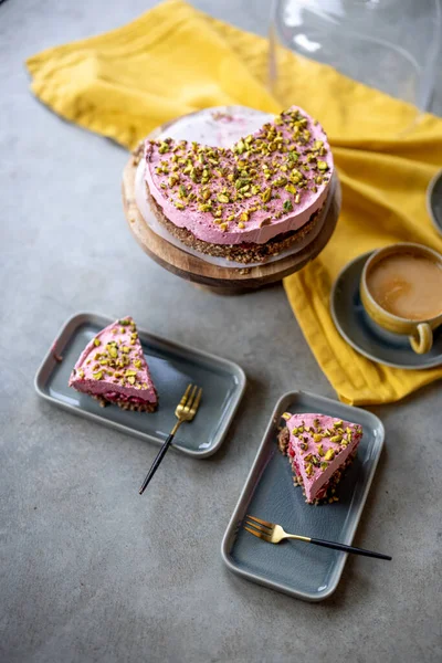 Gâteau au fromage aux fraises avec boissons au café — Photo
