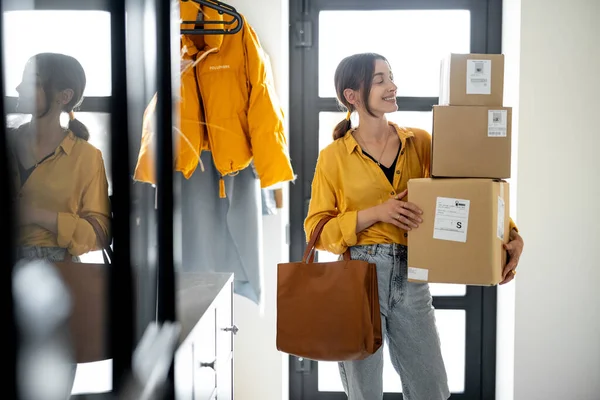 Femme rentre à la maison avec un colis — Photo