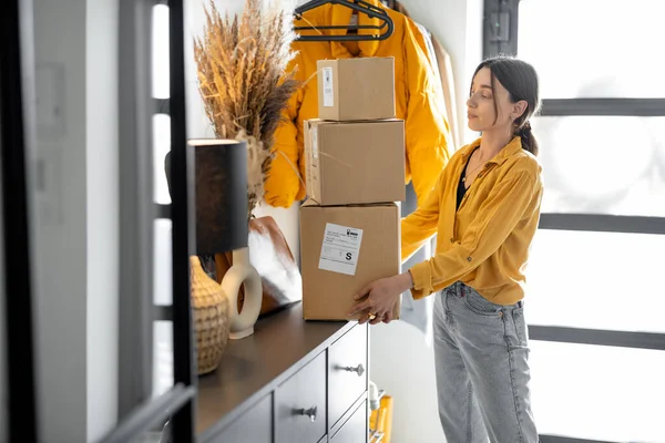 Donna torna a casa con un pacco — Foto Stock