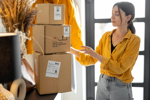 Donna torna a casa con un pacco — Foto Stock