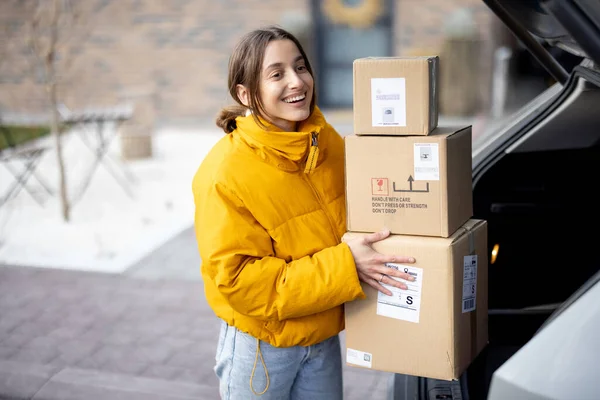 Femme arrive à la maison avec des colis — Photo