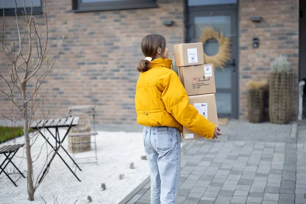 Donna che torna a casa con pacchi — Foto Stock