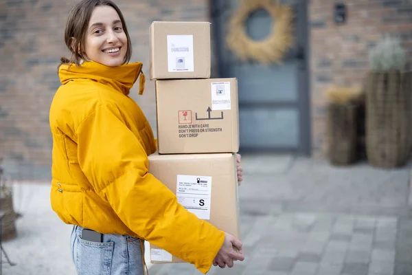 Donna che torna a casa con pacchi — Foto Stock