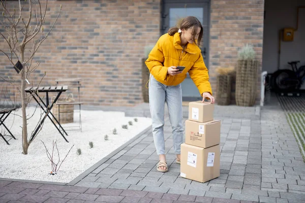 Donna che riceve pacchi acquistati online — Foto Stock